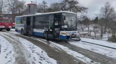Hromadná nehoda, havárie autobusů: Sníh a led daly řidičům opět zabrat