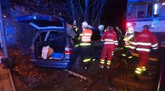 Auto vjelo v Opavě pod rozjetý vlak, ženu museli hasiči vystříhat