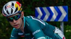 Těžký pád hvězdného cyklisty. Držitel dvou trikotů narazil do skály