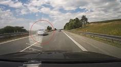 Utajená dálniční hlídka v akci. Piráti ji po D2 pořádně prohnali, letěli přes 200 km/h