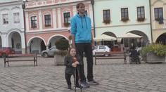 Neměří ani metr, přesto 22letá Češka žije život naplno
