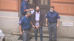 Měsíční dceru měl po hádce upustit z okna. Soud otce poslal na 18 let za mříže