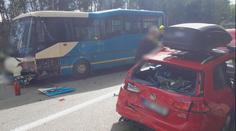 Autobus na Benešovsku odmrštil auto do protisměru. Několik lidí je zraněných