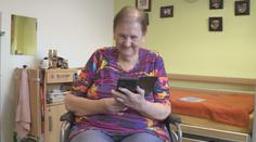 Senioři používají technologie čím dál častěji. Jsou terčem pro podvodníky