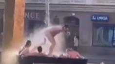 VIDEO: Cizinci se nazí koupali v kašně na náměstí v Plzni. Udělali si z ní vířivku