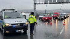 Vážná nehoda na dálnici D5. Doprava na Prahu se zastavila