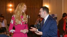 Štěstí v neštěstí. Porucha letadla Lipavskému přinesla večer s modelkami