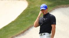 Pozor táto, letí míček! Golfista McIlroy trefil na Masters svého otce