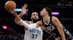 Bizár v NBA. Zápas přerušil netopýr, chytil ho maskot v kostýmu Batmana