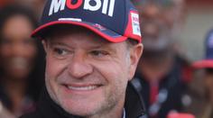 Slzy štěstí. Bývalý jezdec F1 slavil se syny titul v prestižní automobilové sérii