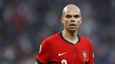 Fotbalový svět přišel o legendu. Řízný obránce Pepe ukončil kariéru