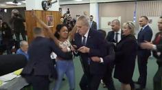 Tohle je žena, která zaútočila na prezidenta! Nebyl to její první atak