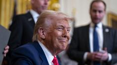 Trump neskrývá výsměch: Volají mi světoví vůdci a líbají mi zadek