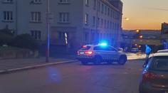 Voda z prasklého potrubí zaplavila ulici v Praze. Na místo vyjeli technici