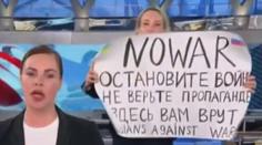 Odvážnou novinářku z ruské televize potrestal soud. Dostala pokutu