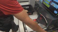 Samoobslužné pokladny stále rozdělují společnost. Češi je milují i bojkotují