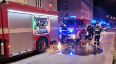 Požár v bytě zakouřil celý dům, ven muselo 16 lidí