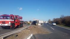 Dálnice D10 byla zavřená. U Boleslavi se na svodidla převrátil kamion