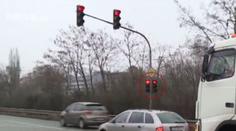 Tři řidiči projeli křižovatkou na červenou, poslední boural. VIDEO