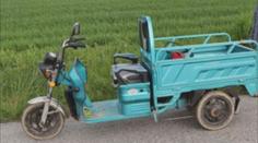 Muži ujížděli celníkům na elektrické tříkolce, převáželi léky na výrobu drog