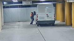 Velká smůla pro zloděje. Žena ho vyfotila při vykrádání auta