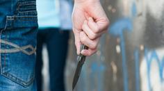 Nesmyslný útok na festivalu. Muž bodl kolemjdoucího do břicha