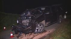 Vlak na přejezdu smetl auto. Lidé ve voze vyvázli bez zranění