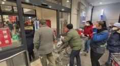 Češi se zásobují na svátky. Někteří si i raději přivstali, aby se vyhnuli davům lidí