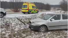 Počasí komplikuje dopravu. Řidiče na Vysočině zaskočil sníh a mráz