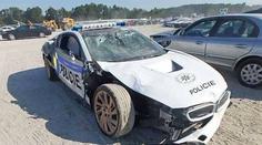 První pořádná fotka nabouraného policejního BMW i8 je podvrh!