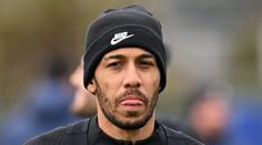 V Chelsea nehraje, tak letěl do Barcelony. Aubameyang slavil výhru přímo v kabině