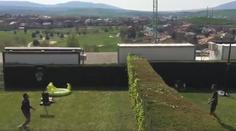 Fotbalisté Osasuny si poradili s tréninkem. Hrají nohejbal přes plot