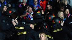 Fanoušci Plzně si stěžují na brutalitu policie. Ta jim odpověděla
