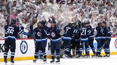 Sedmé utkání Winnipegu přerušilo jiné. Srovnání v závěru slavil i rozhodčí