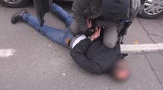 Hrozil smrtí, pak rozkopl dveře a vloupal se do policejní služebny!