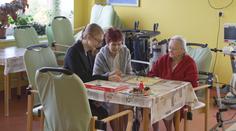 Poslanci mají poslední šanci schvalovat zákony. Prošlo zvýšení příspěvku na péči