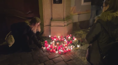 Lidé drží pietu za Schwarzenberga. Zapalovaly se svíčky a zněla hymna