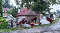 Účet po pondělní bouři. Vichřice trhala střechy, kroupy zasypaly ulice