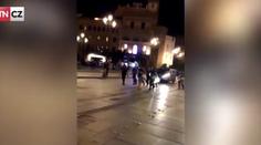 Angličtí fanoušci byli jako smyslu zbavení! Po výhře napadli policisty
