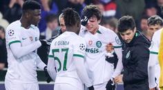 Katastrofální poločas obránce v LM. Dal si vlastní gól, po děsivém zranění střídal