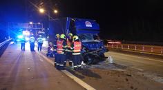 Srážka dvou nákladních aut ochromila Pražský okruh