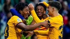 Hráči Barcelony slaví titul, ale po výhře v derby museli utéct před fanoušky