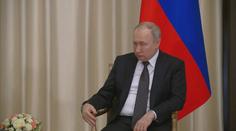 Putin už škubání v ruce nemá pod kontrolou. Tloustne na břiše i v obličeji