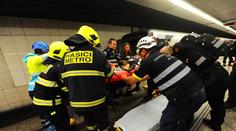 Na Florenci spadl muž pod soupravu. Na místě zemřel, metro stálo
