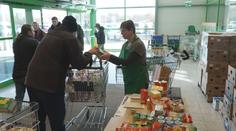 V potravinové sbírce padl rekord. Zboží dostanou samoživitelky i děti z Klokánků
