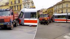 Další nehoda tramvaje v Brně! Srazila se s nákladním autem