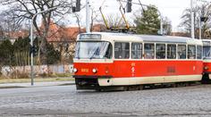 Napadení v tramvaji! Kvůli zavření okénka cestující ženu kousla a vytrhala jí vlasy