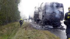 Hořící kamion ucpal silnici na Rokycansku, řidič stačil uniknout