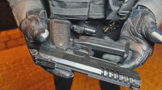 Mladík u restaurace mával pistolí. Ukázalo se, že to byla jen hračka