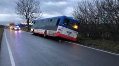 Autobus s lidmi skončil u Prahy v příkopu. Tři cestující se zranili